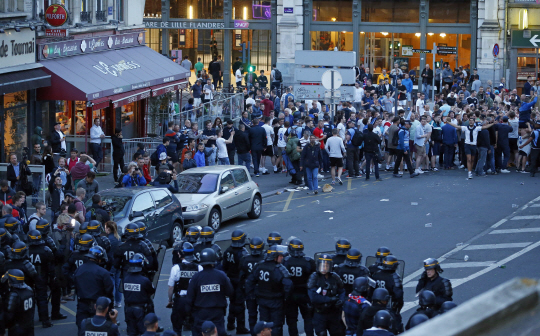 잉글랜드 훌리건들이 16일 오전(한국시간) 프랑스 릴에서 프랑스 경찰과 대치하고 있다. AP연합뉴스