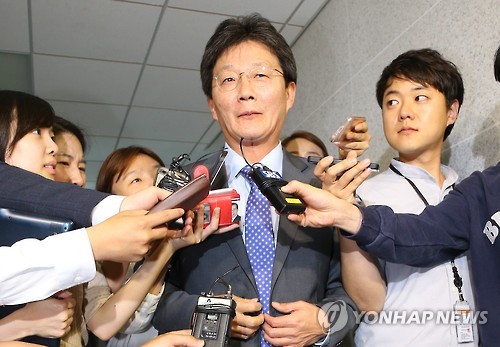 (서울=연합뉴스) 새누리당 혁신비대위의 결정으로 복당이 확정된 유승민 의원이 16일 오후 국회 의원회관 자신의 사무실로 들어가다 소감을 말하고 있다.
