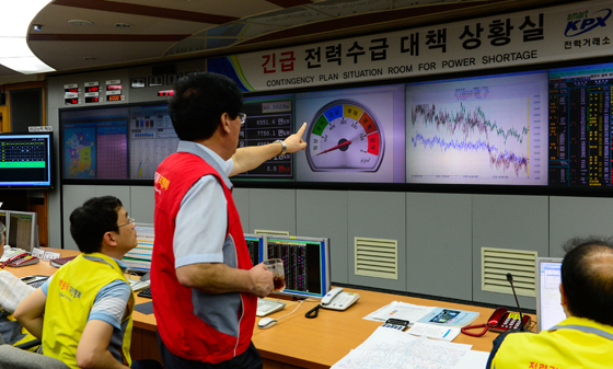 지난 2015년 여름 서울 강남구 삼성동 전력거래소 상황실에서 한 직원이 전력 동향을 점검하고 있다.  자료사진