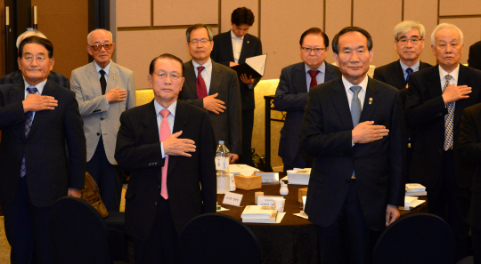 16일 서울 용산구 국방컨벤션에서 열린 ‘이용문 장군 탄생 100주년 호국안보 강연회’에 참석한 김기춘(앞줄 가운데) 전 대통령 비서실장과 박승춘(〃 오른쪽) 국가보훈처장, 김진영(〃 왼쪽) 전 육군참모총장, 천영우(뒷줄 가운데) 전 청와대 외교안보수석, 이건개(〃 오른쪽 두 번째) 나라미래준비모임 대표 등 참석자들이 행사에 앞서 국민의례를 하고 있다. 곽성호 기자 tray92@
