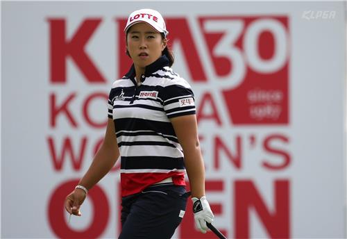 타구 방향을 바라보는 김해림.<KLPGA 제공>