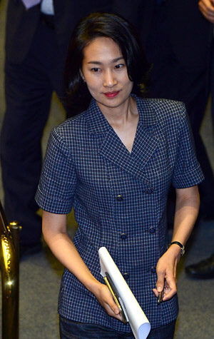 20일 오전 새누리당 정진석 원내대표의 교섭단체 대표 연설을 앞두고 국민의당 총선 홍보비 관련 리베이트 수수 의혹을 받고 있는 김수민 의원이 본회의장에 들어서고 있다.