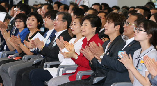 박근혜 대통령이 20일 서울 강남구 삼성동 코엑스 C홀에서 열린 ‘정부 3.0 국민체험마당 개막식’에 참석해 박수를 치고 있다. 연합뉴스