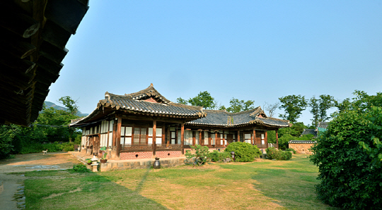 충북 보은의 선병국 가옥의 안채. 뒤로는 긴 담을, 앞으로는 행랑채를 마주 보고 있는 이 건물은 일부분에 불과하다. 집 안에는 이 비슷한 모양의 사랑채와 사당이 또 있다. 선병국 가옥은 담으로 구획되는 게 아니라 천변의 섬 전체를 집으로 삼는다.