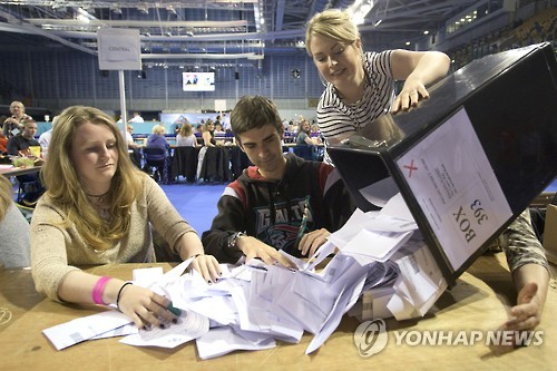 투표함 개표 [ AP=연합뉴스 ]