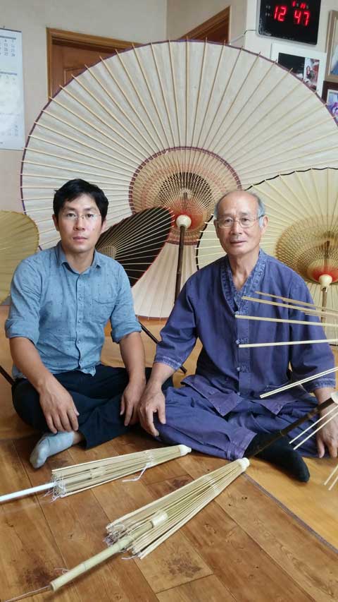 명맥이 끊겨 가던 지우산이 윤규상(오른쪽) 장인과 이수자인 아들 윤성호 씨까지 2대로 이어지며 예술작품으로 거듭나고 있다.