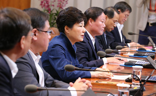 박근혜 대통령이 27일 오전 청와대에서 수석비서관 회의를 주재하면서 브렉시트에 대한 물 샐 틈 없는 위기대응 체제를 강조하고 있다. 연합뉴스