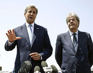 존 케리(왼쪽) 미국 국무장관과 파올로 젠틸로니 이탈리아 외교장관이 26일 이탈리아 로마에서 공동기자회견을 하고 있다.  AP연합뉴스