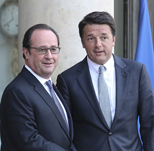 25일 프랑수아 올랑드(왼쪽) 프랑스 대통령이 파리 엘리제궁을 찾은 마테오 렌치 이탈리아 총리와 악수를 나누고 있다.  AP연합뉴스