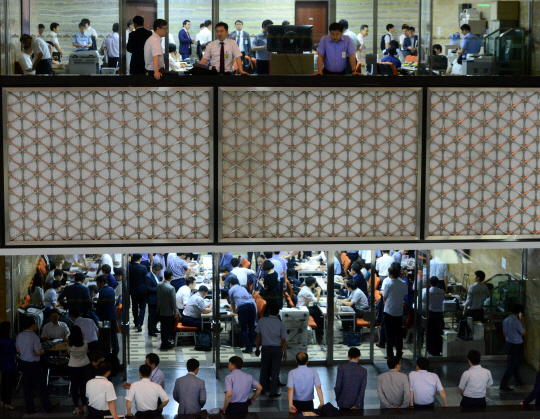 27일 오전 정무위원회 등 7개 상임위원회 전체회의가 열린 국회 상임위 회의장 앞 복도가 업무보고를 준비하는 공무원들로 북새통을 이루고 있다.