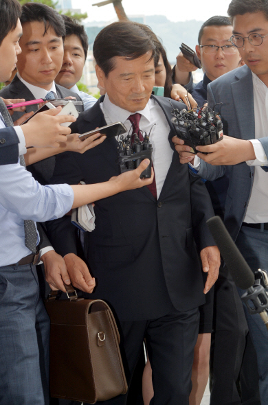 대우조선해양 부실 경영과 비리 의혹의 핵심 인물인 남상태 전 사장이 27일 오전 서울 서초구 서울고검으로 출석하면서 기자들의 질문을 받고 있다.