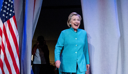 미국 민주당의 사실상 대선후보 힐러리 클린턴 전 국무장관이 26일 인디애나주 인디애나폴리스에서 열린 시장 회의에서 연단에 오르고 있다. 이날 공개된 대선 후보 여론조사에서 클린턴 전 장관은 공화당의 도널드 트럼프에게 처음으로 두 자릿수대로 앞섰다. AP연합뉴스