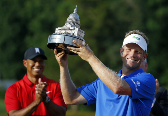 빌리 헐리 3세(오른쪽·미국)가 27일 오전(한국시간) PGA투어 퀴큰 론스 내셔널에서 우승한 뒤 대회 주최자인 타이거 우즈(왼쪽·미국)가 지켜보는 가운데 포즈를 취했다.  AP연합뉴스