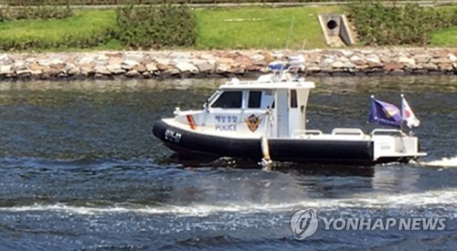 (인천=연합뉴스) 인천 경인아라뱃길에서 머리가 없는 50세 남성의 시신이 발견된 26일 오후 인천시 서구 시천교 인근에서 경찰이 시신의 머리 부분을 찾고자 일대를 수색하고 있다. [독자 제공=연합뉴스]