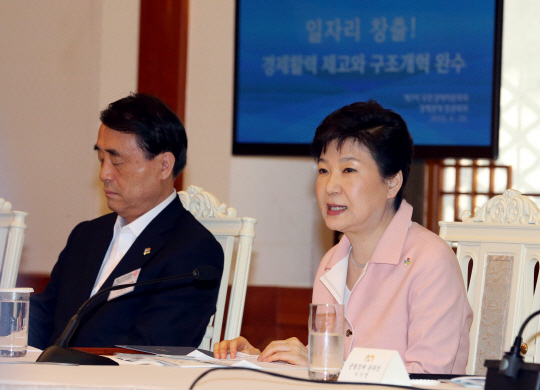박근혜 대통령이 28일 오전 청와대에서 열린 제9차 국민경제자문회의 및 경제관계장관회의에서 모두발언을 하고 있다.  연합뉴스