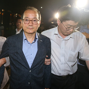 국민의당 선거 홍보비 리베이트 수수 의혹 사건과 관련해 28일 오전 구속영장이 발부된 왕주현(왼쪽) 사무부총장이 서울서부지검에서 나와 구치소로 향하고 있다. 연합뉴스