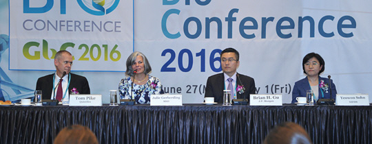 글로벌 바이오 콘퍼런스에 참석하기 위해 27일 서울 코엑스를 찾은 글로벌 의약품 전문가들은 바이오의약품 급성장을 예견하면서, 국제 경쟁력을 가지기 위해 정부의 다각적인 지원이 필요하다고 조언했다. 왼쪽부터 톰 파이크 퀸타일즈 회장, 줄리 거버딩 전 미국 질병통제예방센터 센터장, 브라이언 구 JP모건 아시아 퍼시픽 M&A 대표, 손여원 식품의약품안전처 의약품안전평가원장. 식약처 제공