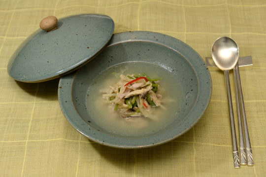 인삼 대신에 도라지와 미나리가 들어가는 초교탕. 맑은 국물이 깊은 맛을 내며, 식감도 상큼해 여름철 잃어버린 입맛을 잡는 데 좋다.   김호웅 기자 diverkim@