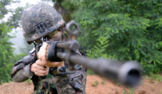한국군과 미군의 최정예 전투원 자격을 모두 취득한 ‘한국판 GI 제인’ 정지은 중위가 지난 22일 육군 30사단 기계화보병대대 훈련장에서 소총으로 조준사격을 하고 있다.    곽성호 기자 tray92@