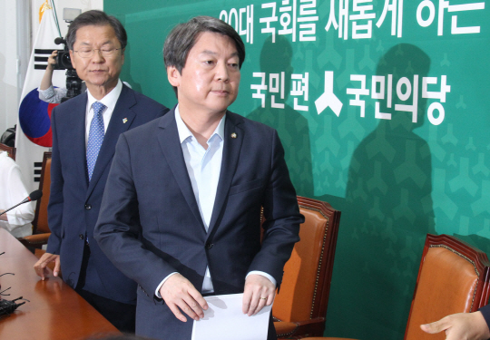 국민의당 안철수(오른쪽)·천정배 공동대표가 29일 오전 국회에서 ‘총선 홍보비 리베이트 의혹 사건’에 대한 책임을 지고 동반사퇴 하겠다고 밝힌 뒤 회의실을 나서고 있다.