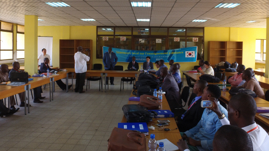 지난 4월 DR콩고 킨샤사국립대에서 방송대와 콩고 교육 관계자 등 60여 명이 참석한 가운데 개최된 방송대 교육 공적개발원조 성과 점검 세미나 모습.  방송대 제공