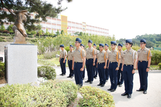 인천 송도고교 ‘해군 주니어 학군단(ROTC)’ 생도들이 28일 제2연평해전에서 순국한 선배 윤영하 소령을 추모하고 있다.   인천 송도고 제공