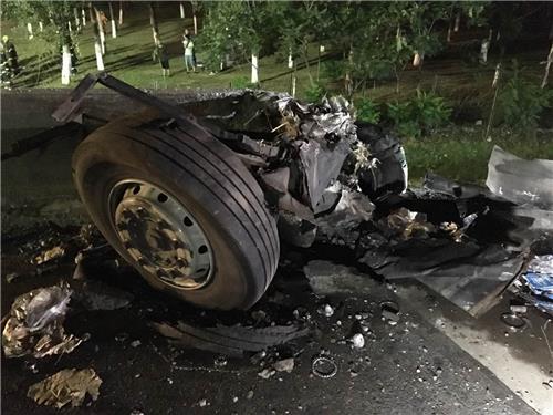 중국 톈진서 26명의 사망자를 낸 버스 추락사고 잔해.