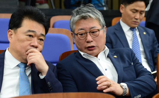 4일 오전 국회에서 열린 더불어민주당 의원총회에서 허위사실 유포로 물의를 빚은 조응천(오른쪽) 의원이 김성수 의원과 얘기를 나누고 있다.