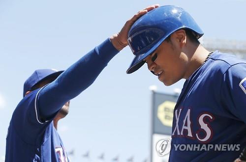 1회 선두타자 홈런을 치고 더그아웃에서 동료의 축하를 받는 추신수 [AP=연합뉴스]