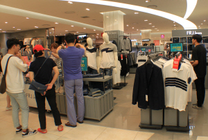 지난 1일 서울 롯데백화점 영등포점에 입점한 에프알제이진(FRJ Jeans)을 찾은 고객들이 다양한 특수 소재의 청바지 제품들을 둘러보고 있다.  에프알제이진 제공