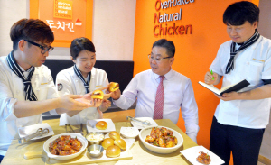 지난 1일 서울 동대문구 장안동 ㈜ 압구정(돈치킨 프랜차이즈 운영사) 사옥 식품연구·개발실에서 박의태(오른쪽 두 번째) 회장이 연구원들과 새로 출시한 메뉴에 관해 이야기하고 있다.     김낙중 기자 sanjoong@