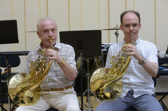서울시향의 말러교향곡 공연에 호른 연주자로 함께 출연하는 아버지 알렉산더 아키모프(왼쪽) 씨와 아들 세르게이 씨가 4일 연습실에서 호흡을 맞춰보고 있다.  김호웅 기자 diverkim@