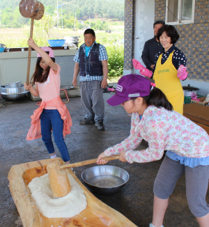 <1사1촌이 행복시대 이끈다>“갈 때마다 아이들과 함께… 10년째 하다보니 베테랑 농사꾼”