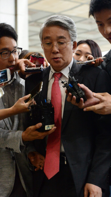 폭스바겐 차량 연비와 배출가스 조작 혐의로 5일 오전 서울중앙지검에 소환된 박동훈(현 르노삼성 사장) 전 폭스바겐코리아 사장이 기자들의 질문에 입을 꼭 다문 채 조사실로 향하고 있다.