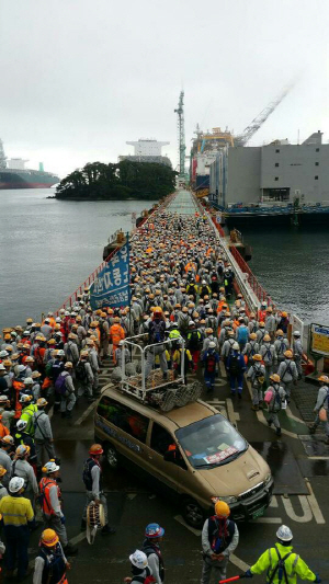 5일 오전 노동자협의회가 준법투쟁을 내세우며 K안벽 작업장 입구를 막자 작업에 투입되지 못하고 안벽에서 대기중인 근로자들. 연합뉴스