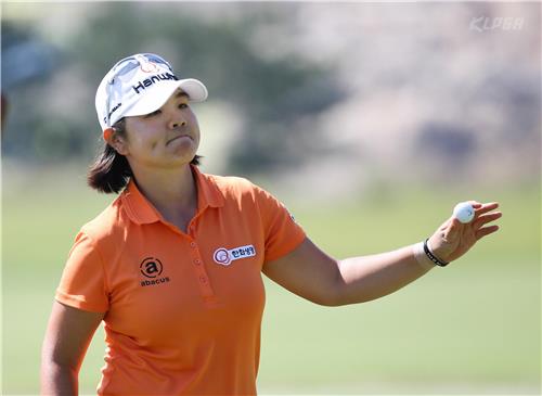 금호타이어 여자오픈 최종 라운드 18번홀을 마치고 인사하는 이민영.<KLPGA 제공>