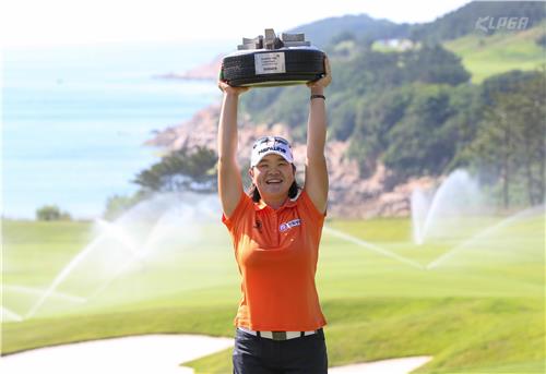신장암 수술을 받은 지 1년여만에 우승컵을 들어올린 이민영.<KLPGA 제공>