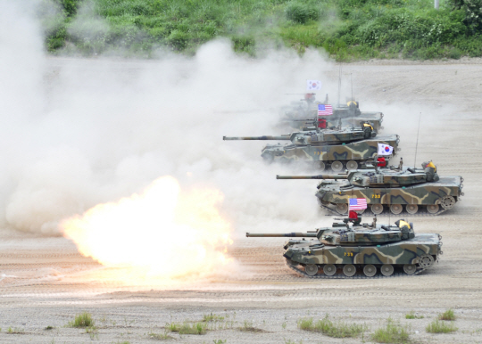 한·미 해병대 연합 공지전투훈련에 참가한 우리 군의 K-1 전차가 5일 경북 포항 부근에서 북한의 가상 핵과 미사일 시설 표적에 포탄을 퍼붓고 있다.  해병대 제공