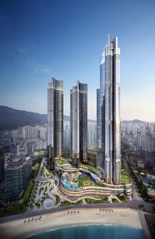 ㈜엘시티PFV가 부산 해운대 해수욕장 앞에 건설 중인 ‘해운대관광리조트’조감도. 엘시티는 빌딩 3개 동 중 오른쪽 101층 랜드마크타워 빌딩 22∼94층의 최고급 ‘엘시티 더 레지던스’ 561실을 이달 중 분양한다.