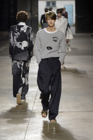 넉넉한 상의 매치땐 ‘카리스마’