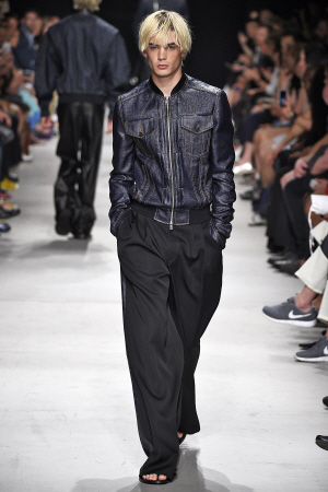 붙는 상의와 연출하면 ‘롱다리’