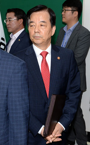 한민구 국방부 장관이 8일 오전 고고도미사일방어체계(THAAD·사드) 한반도 배치결정을  보고하기 위해 국회 국민의당 원내대표실에 들어서고 있다.