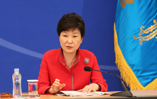 박근혜 대통령이 7일 청와대에서 열린 제10차 무역투자진흥회의에서 발언을 하고 있다. 연합뉴스