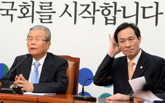 8일 오전 국회에서 열린 더불어민주당 비상대책위원회 회의에서 김종인(왼쪽) 대표가 모두 발언을 하고 있다. 오른쪽은 우상호 원내대표.