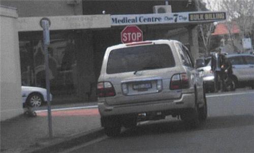 주차 차량일까? 신호대기 차량일까? …단속요원이 단속을 하면서 촬영한 사진 모습