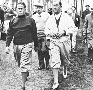 세기의 대결을 벌이며 걸어가고 있는 보비 존스(왼쪽)와 월터 하겐. 잔뜩 긴장한 존스는 말도 없이 인상만 쓰면서 표정 관리가 안 돼 보였고, 하겐은 슬금슬금 말도 걸면서 넉살을 부리고 있는 표정이다.