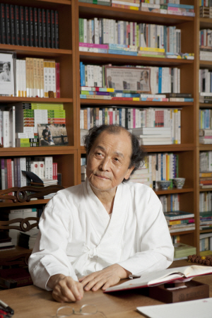 조정래 작가가 사교육의 문제점을 파고든 새 장편소설 ‘풀꽃도 꽃이다’를 출간했다. 해냄 제공