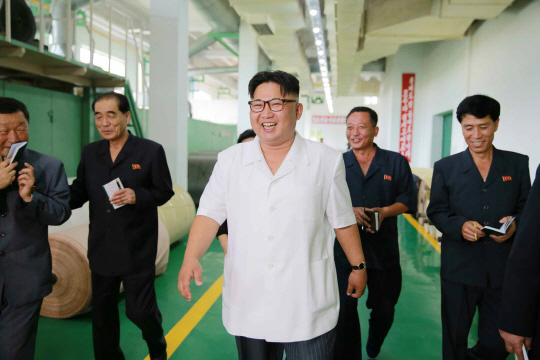 미국 정부의 인권유린 제재명단에 오른 김정은 북한 노동당 위원장이 밝게 웃으면서 평남 ‘평성합성가죽공장’을 둘러보고 있다. 노동신문은 현지지도에 나선 김 위원장이 “이 공장은 인민생활 향상에 적극 이바지하는 나라의 보배공장으로 장성 강화됐다”고 말했다고 12일 보도했다.  연합뉴스