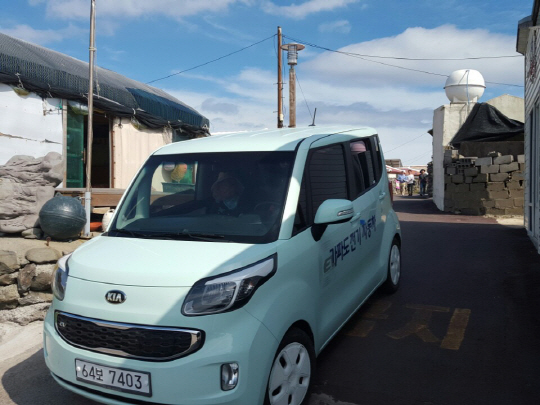 가파도에서 운행 중인 친환경 전기차.