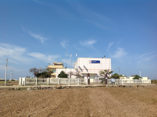 제주도 서귀포시 가파도에 있는 한국전력공사 마이크로그리드 통합운영센터. 풍력·태양열발전기 등에서 생산된 전력이 가파도 각 가정에 전달, 소비하는 과정을 이곳에서 통제할 수 있다.